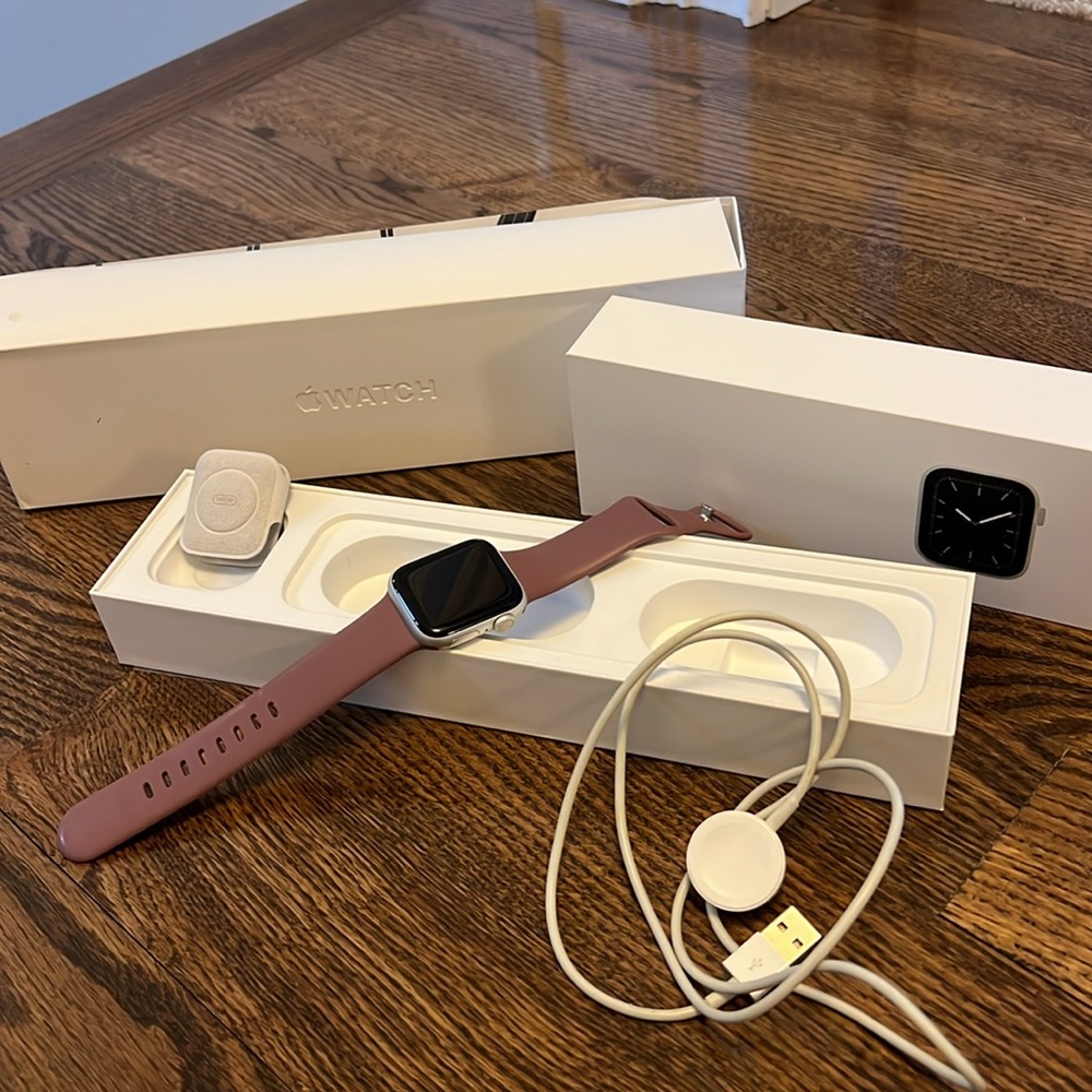 Apple Series 5 iwatch 40 mm with Flexible Band color starlight
